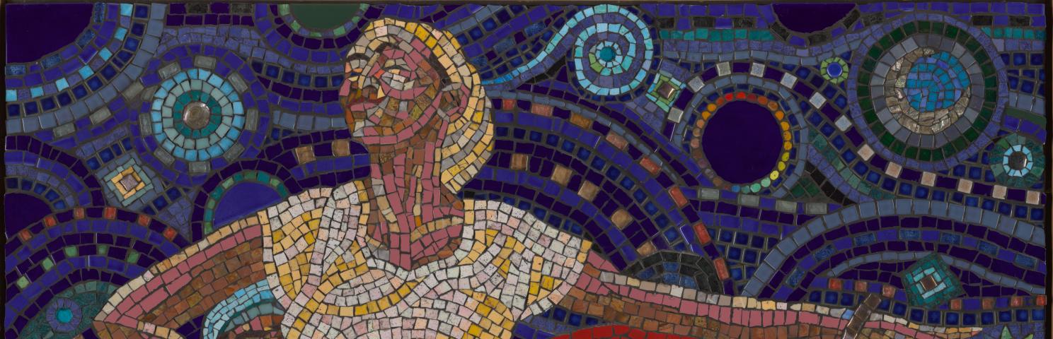 Une mosaïque représentant une femme avec une jupe rouge.