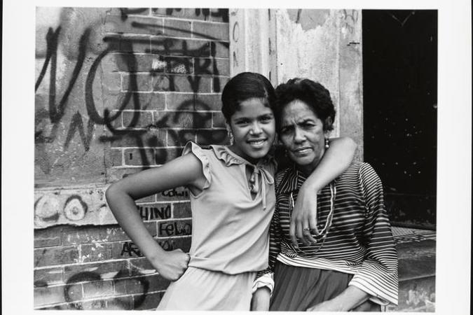 Dos mujeres posan frente a un edificio con grafiti en el sur del Bronx de la ciudad de Nueva York