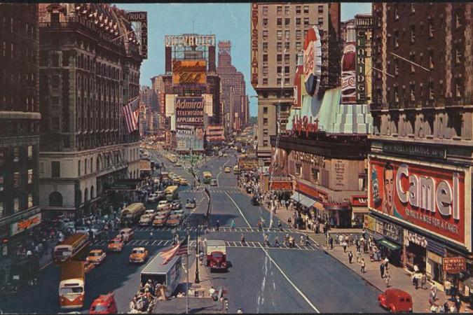 Vista ampla olhando para a rua da Times Square.