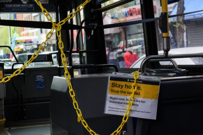 Barreira de distância social em um ônibus da cidade de Nova York.