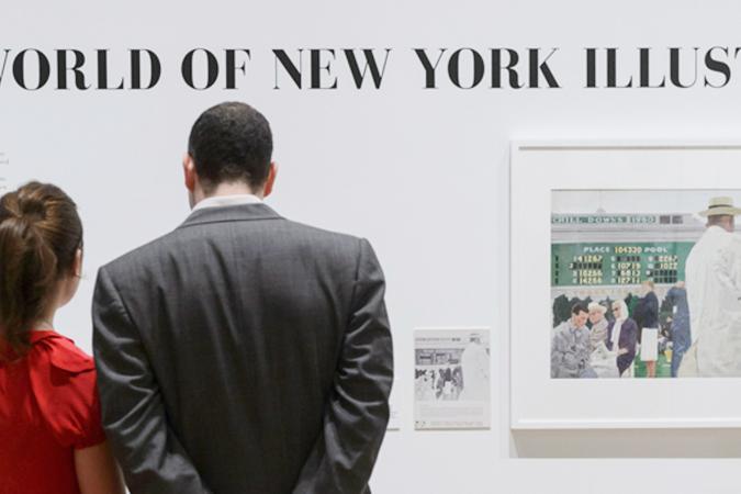“THE WORLD OF NEW YORK ILLUSTRATION”이있는 벽 앞에서 방문객. 아래 텍스트는 경마장에있는 사람들의 그림입니다