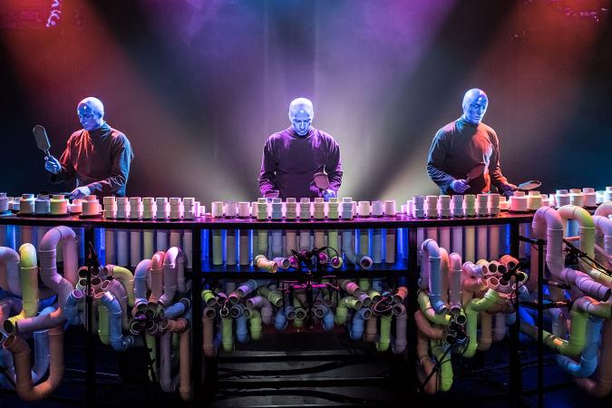 Blue Man Group actuando en las tuberías