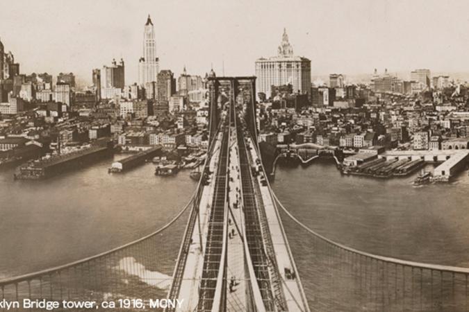Vista panorâmica da torre da ponte de Brooklyn por volta de 1916