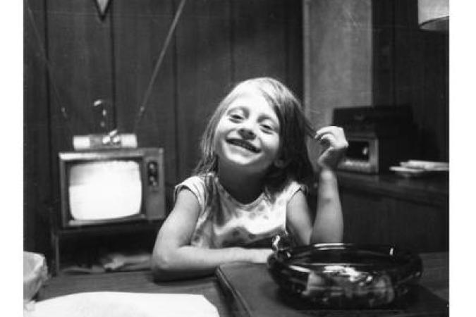 uma fotografia em preto e branco da infância de Maria Bartiromo