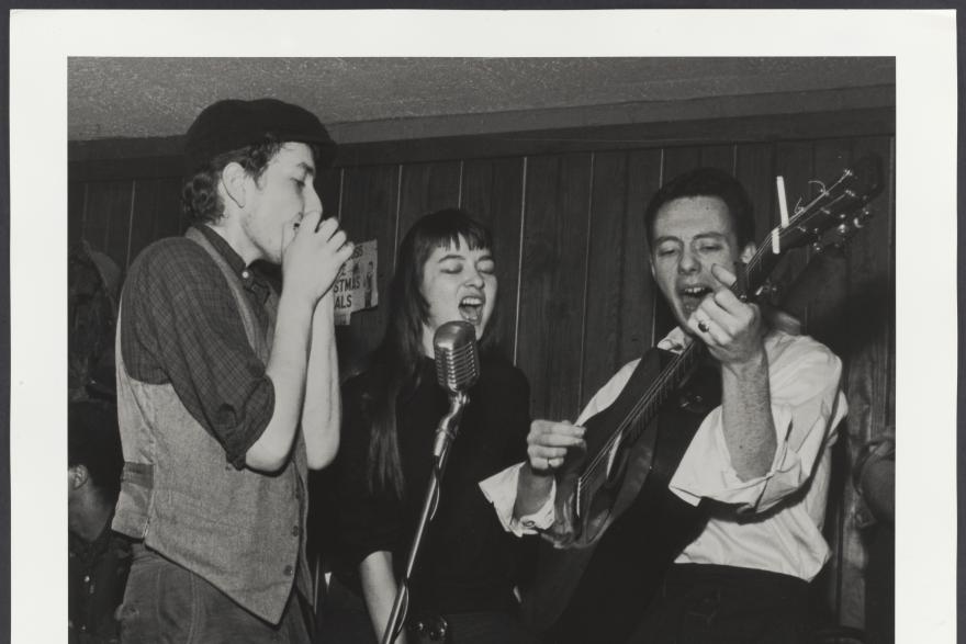 Bob Dylan, Karen Dalton, and Fred Neil performing at Café Wha?, Greenwich Village, February 8, 1961. Photo by Fred W. McDarrah. © Fred W. McDarrah/MUUS Collection.