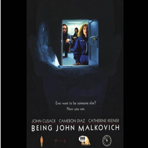 成为约翰·马尔科维奇的电影海报。 在黑色背景的中央，有一扇蓝色的小门打开了。 三个演员蹲在门口凝视着。 门底下写着“曾经想成为别人吗？ 现在你可以。” 在该文本下方是成为约翰马尔科维奇的功劳。