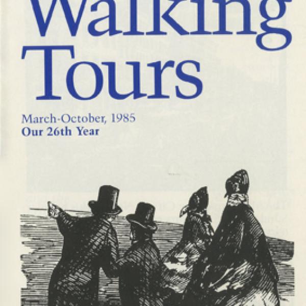 Capa do folheto para "Sunday Walking Tours" no Museu, escrita em letras azuis. A imagem abaixo mostra homens e mulheres em vestidos do século XIX.
