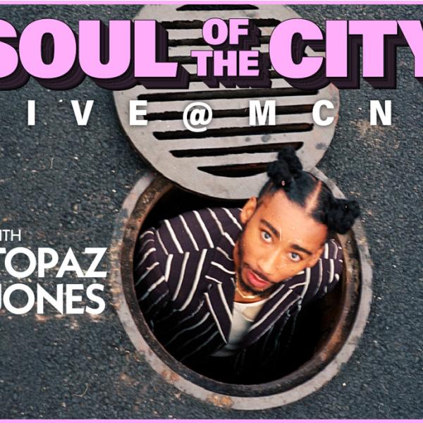 在下水道内，黄玉琼斯抬头看着摄像机。 图片顶部的文字是“城市之魂：与 Topaz Jones 一起在 MCNY 直播”。