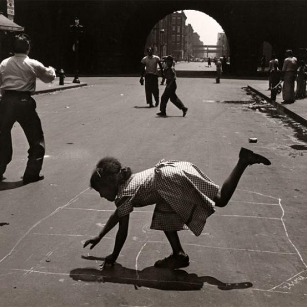 Park Avenue 근처 105 번가에서 돌 차기 놀이를하는 사람들의 Walter Rosenblum의 사진.