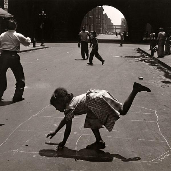 Fotografía de Walter Rosenblum de personas jugando a la rayuela en 105th Street, cerca de Park Avenue.