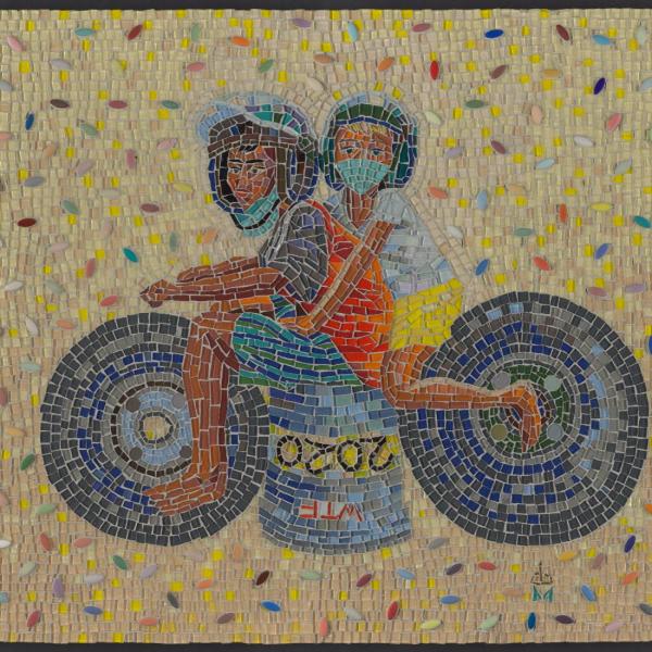 Un colorido mosaico de dos figuras conduciendo una motocicleta y usando máscaras quirúrgicas.