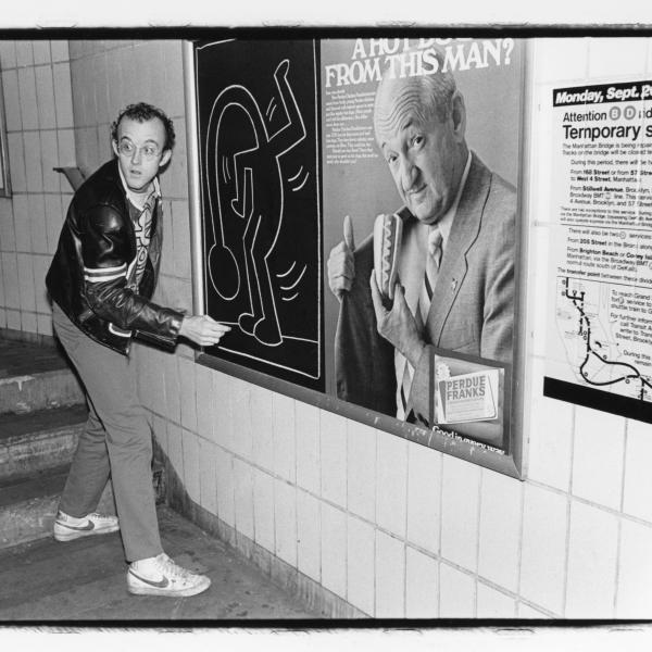 キース・ヘリングは、ゲッティイメージズ経由でローラレヴィン/コービスによって地下鉄で働いています。 トーマスディヤの礼儀。