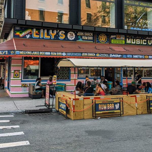 Photo de personnes mangeant à l'extérieur au Jerk Shack de Miss Lily