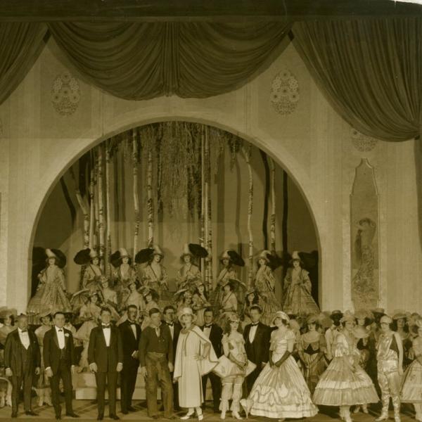 Conjunto de palco do Midnight Frolic com Will Rogers (centro), 1917. Da coleção de teatro. Museu da cidade de Nova York, 74.92.51