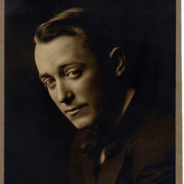 Une photo de musée par Frank C. Bangs de George M. Cohan prise en 1910.