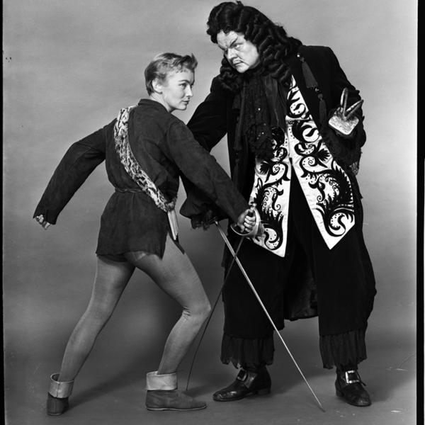 Lucas-Monroe. [Veronica Lake comme Peter Pan et Lawrence Tibbett comme Captain Hook], 1951. Musée de la ville de New York. 80.104.1.2119