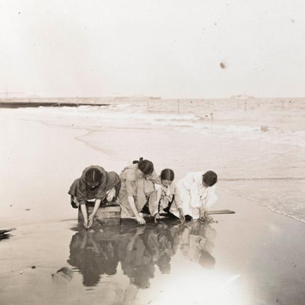 Uma foto do museu por Jacob A. Riis de crianças brincando pela água, tirada em 1895.