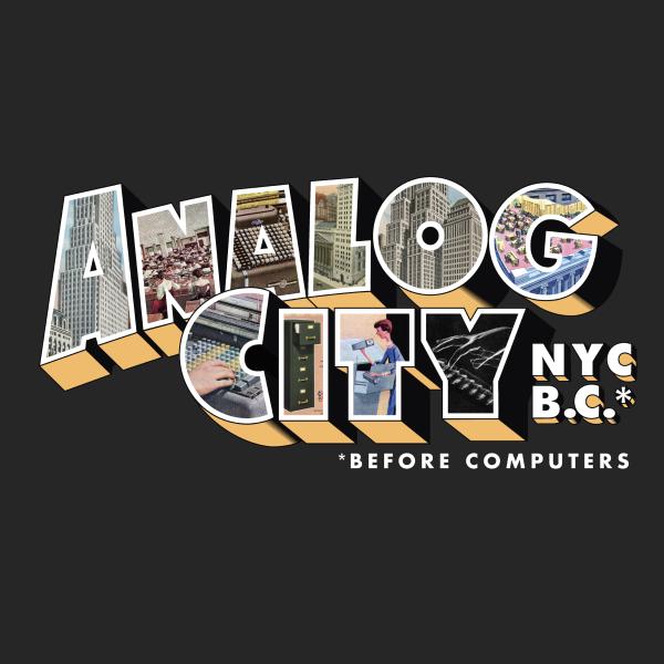 展覧会「AnalogCity：NYC BC * * Before Computers」のタイトル処理は、黒地にブロック文字で書かれています。