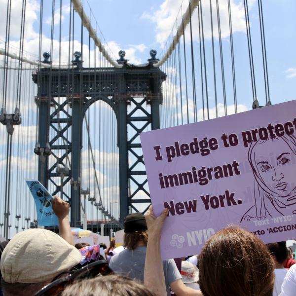 Imagem de manifestantes marchando em NYC Bidge