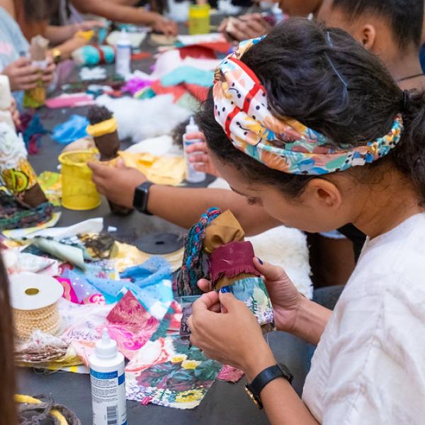 Une jeune fille fait de l'art à une table.