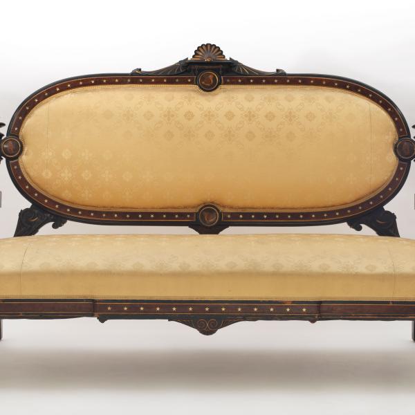 Um sofá de L Marcotte and Co. por volta de 1875 que está na coleção do Museu da Cidade de Nova York
