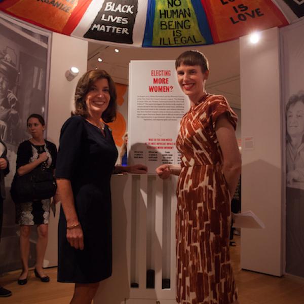 Photographie du gouverneur Hochul (à gauche) et de la conservatrice Sarah Seidman (à droite) lors du vernissage de l'exposition Beyond Suffrage.