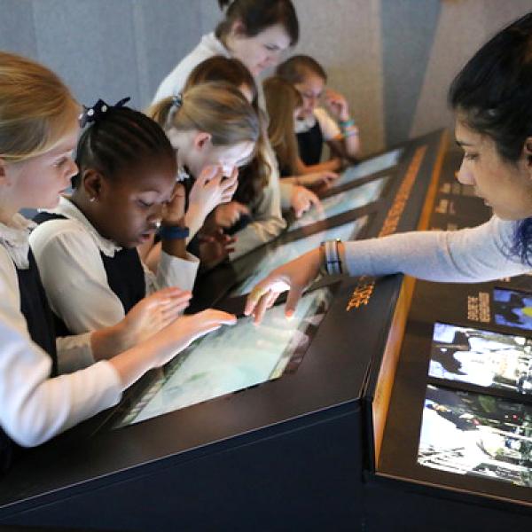 Una foto de Jaiwantie Manni enseñando a un grupo de estudiantes de tercer grado en el Future City Lab en el Museo de la Ciudad de Nueva York.