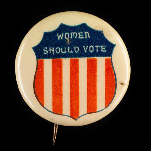 미국 국기의 빨간색, 흰색, 파란색 색상이있는 방패 이미지와 함께 '여성은 투표해야합니다'라고 표시된 여성 참정권 버튼.