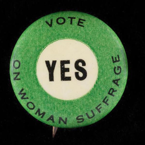 Botão, “Vote Sim no sufrágio feminino” c. 1915. Museu da Cidade de Nova York, X2011.12.7