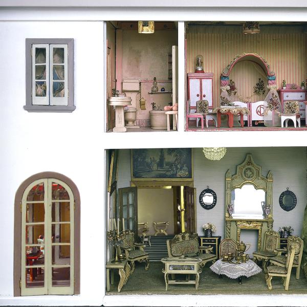 Vista do lado direito da casa de bonecas Stettheimer, mostrando três quartos internos.