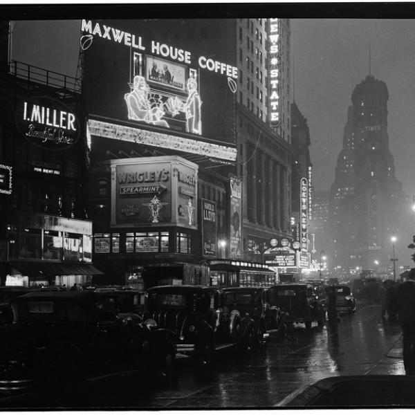 Times Square la nuit. Samuel H. Gottscho, 1932. Musée de la ville de New York. La collection Gottscho-Schleisner. Don de Samuel H. Gottscho/Gottscho-Schleisner, 88.1.1.2441.