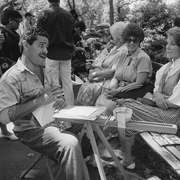 Manny Vega dessinant des gens dans un parc dans les années 1980.