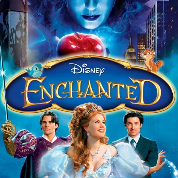 El título "Disney: Enchanted" escrito en el centro de la imagen. Tres de los personajes principales (de izquierda a derecha: James Marsden, Amy Adams y Patrick Dempsey) aparecen debajo del título y Susan Sarandon es el personaje principal independiente encima del título.