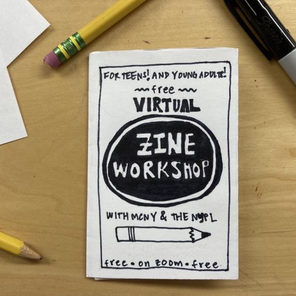 Fotografía de un zine que dice "¡Para adolescentes! ¡Y adultos jóvenes! TALLER DE ZINE VIRTUAL CON MCNY Y LA NYPL. gratis. en zoom. gratis". El zine está en un escritorio con papel, lápices y un marcador.