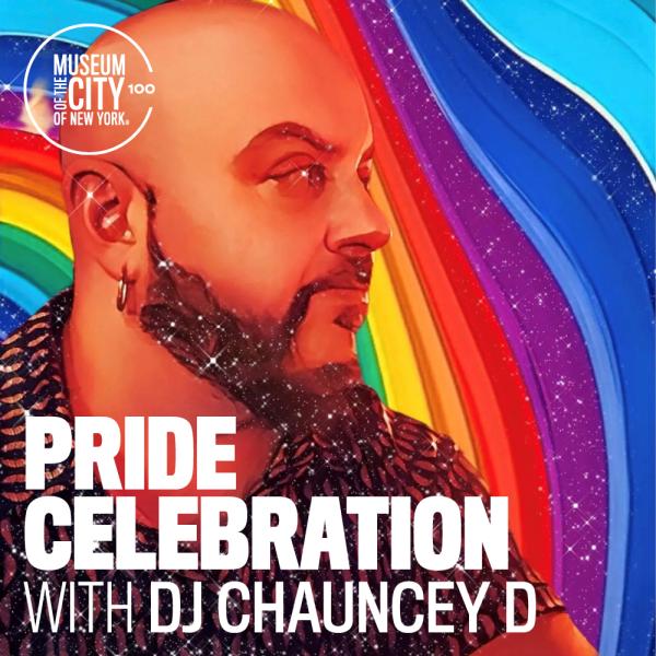 Imagen de hombre con barba con fondo de arco iris. El texto lee "Celebración del orgullo con DJ Chauncey". Logotipo del Centenario de MCNY en la esquina superior derecha