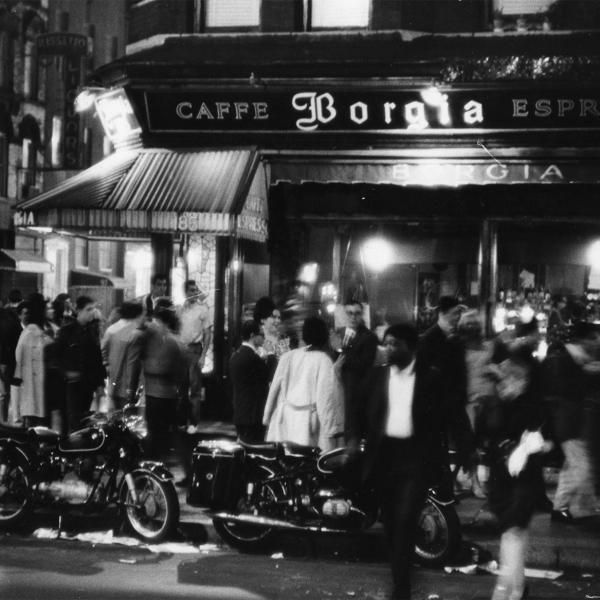 1966年，在MacDougal和Bleecker Sts的Caffe Borgia外面