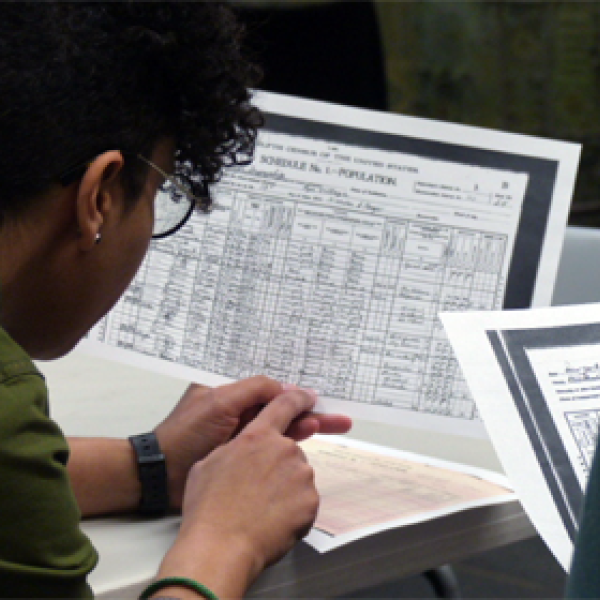 Um professor examina um formulário do censo de 1900 preenchido em um workshop comparando o censo de 1900 e 2020