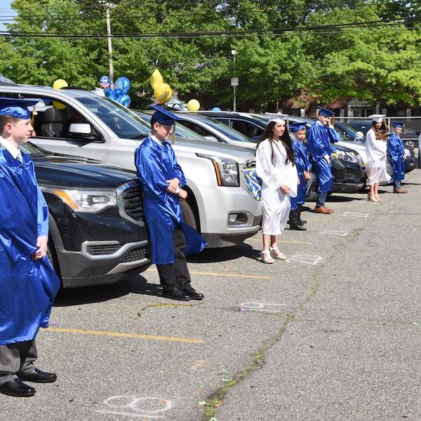 Cerimônia de graduação na St. Charles School em Staten Island