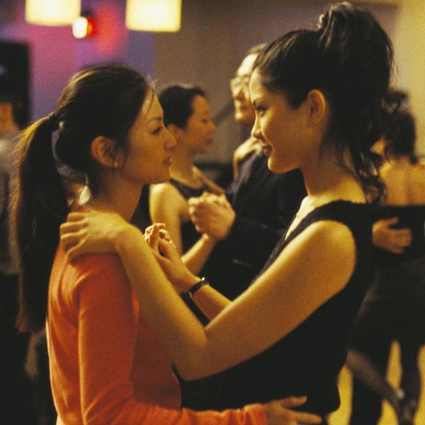 Michelle Krusiec et Lynn Chen dansent au ralenti, se regardant dans les yeux.