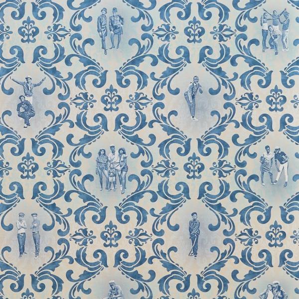 Detalle del papel tapiz creado por Anders Jones y Jamel Shabazz. En azul sobre un fondo blanco, un patrón de desplazamiento repetido y adornado se presenta en el papel tapiz. Siluetas de magos tomadas por Shabazz aparecen en los centros de mesa, también en azul.