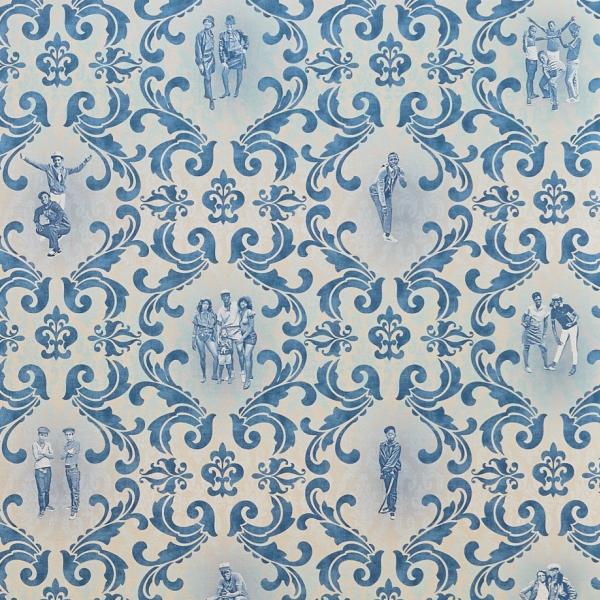 Detalle del papel tapiz creado por Anders Jones y Jamel Shabazz. En azul sobre un fondo blanco, un patrón de desplazamiento repetido y adornado se presenta en el papel tapiz. Siluetas de magos tomadas por Shabazz aparecen en los centros de mesa, también en azul.