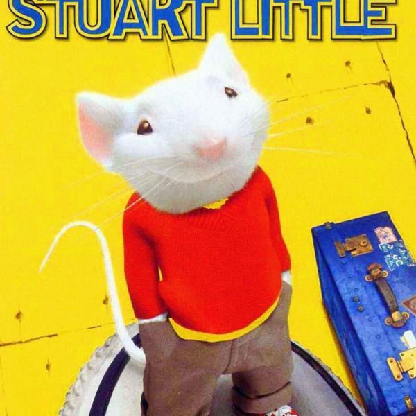마우스 캐릭터가 전경에 서 있는 노란색 배경의 캐릭터 이름 "Stuart Little".