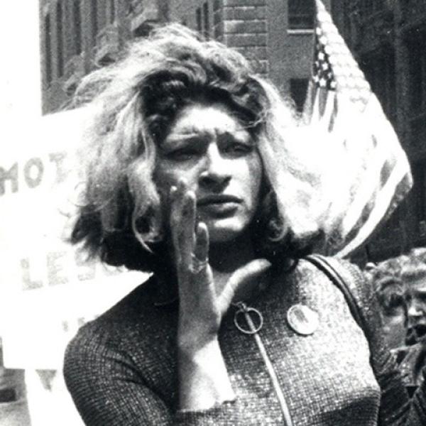 Una mujer se lleva la mano a la boca durante una protesta.