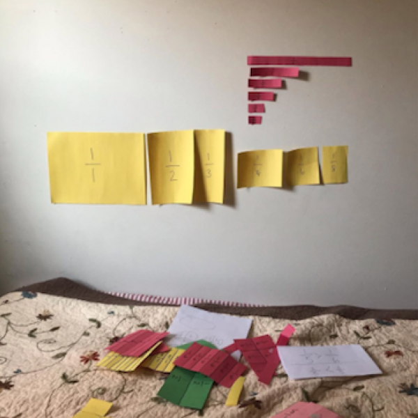 Fotografía publicada en Instagram que muestra la habitación de un maestro después de dar una lección virtual sobre fracciones.