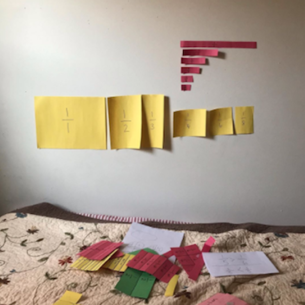 Photographie publiée sur Instagram montrant la chambre d'un enseignant après avoir enseigné une leçon virtuelle sur les fractions.