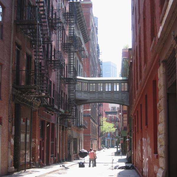 Deux personnes au milieu d'une rue de Tribeca, NYC