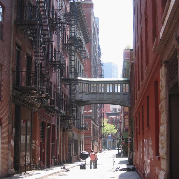 Dos personas en medio de una calle en Tribeca, Nueva York