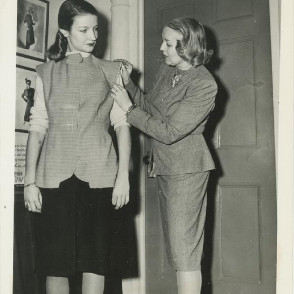 Una foto de Vera Maxwell colocando una maqueta para la obra "Un saludo a Vera Maxwell" del Museo de la Ciudad de las Nuevas en 1942.