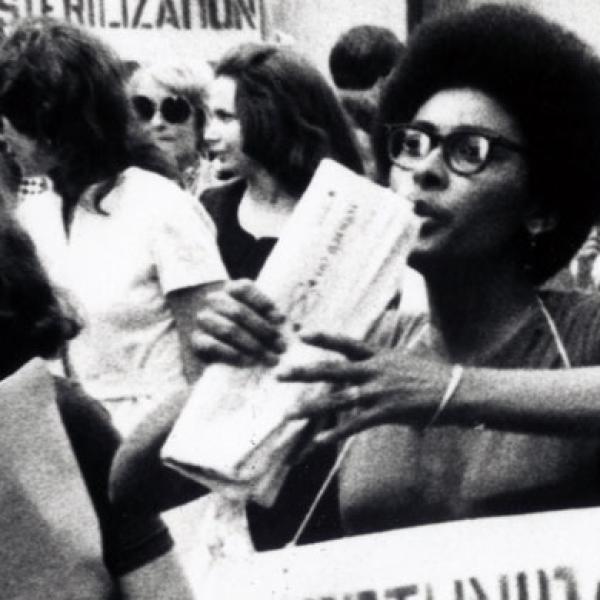 À l'occasion du 50e anniversaire du droit de vote national des femmes, Betty Friedan a dirigé la marche des femmes pour l'égalité