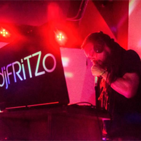 djFRiTZo en su cabina de DJ